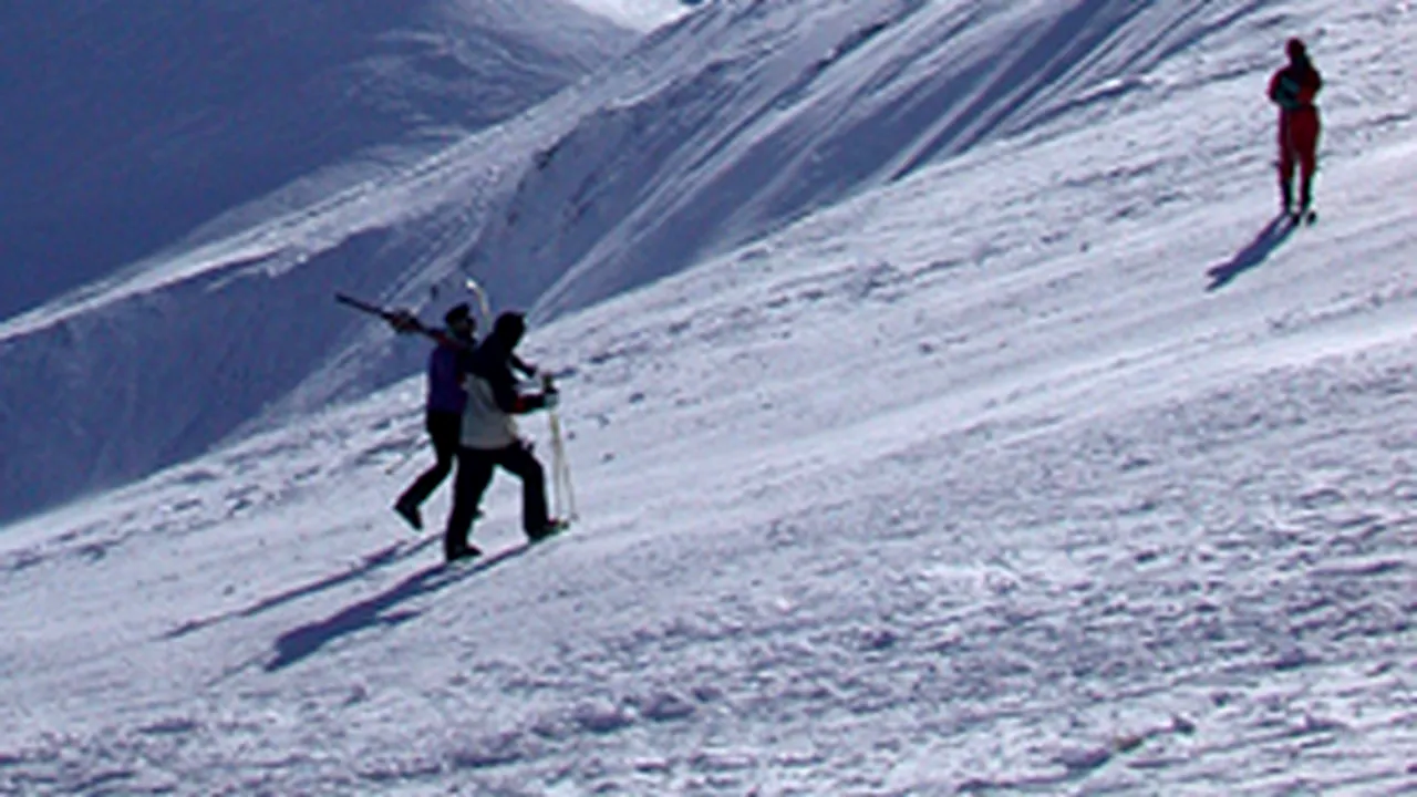 Femeie moartă după ce a fost surprinsă de avalanşă în Munţii Baiului