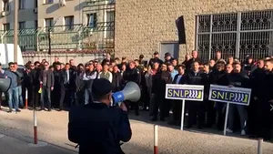 Angajaţii din penitenciare se revoltă: Proteste în faţa mai multor închisori/ Manifestaţii şi la Aiud/ Revendicările demonstranţilor | VIDEO
