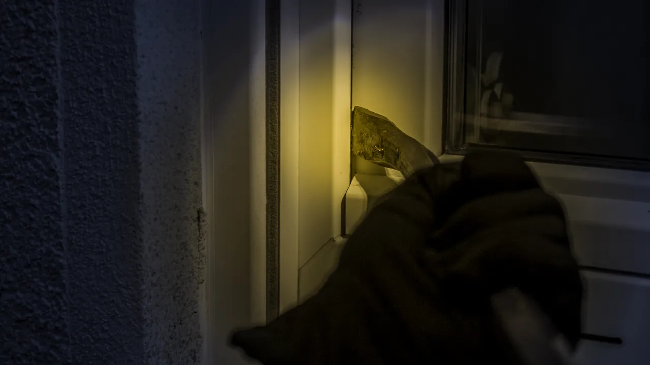 Răspunsul NEAŞTEPTAT dat de un bărbat care a fost prins în timp ce fura din boxa unui bloc din Arad
