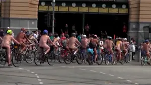 Sute de biciclişti goi pe străzile din Melbourne