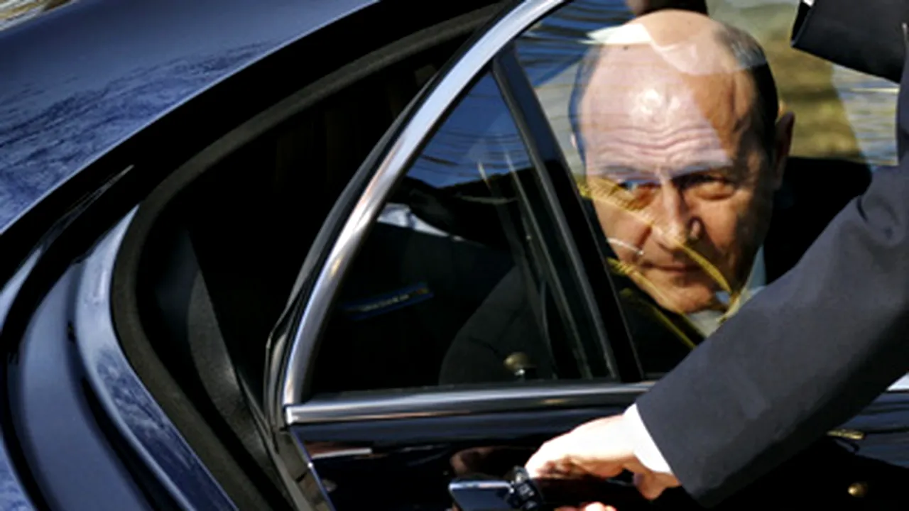 Băsescu a vizitat câteva secţii ale combinatului Oltchim Râmnicu Vâlcea