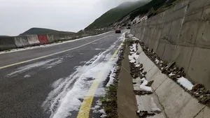 Cod galben: Drumarii se luptă cu iarna. Au ieşit pe traseu, într-o acţiune cu peste 1.000 de utilaje implicate