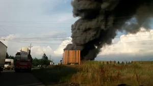 INCENDIU la Baloteşti | Intervenţie de peste 14 ore: Focul ce s-a întins pe 10.000 mp nu a fost stins/ Depozitele nu aveau autorizaţie ISU/ Incendiul nu a produs o poluare semnificativă în zonă - FOTO/VIDEO