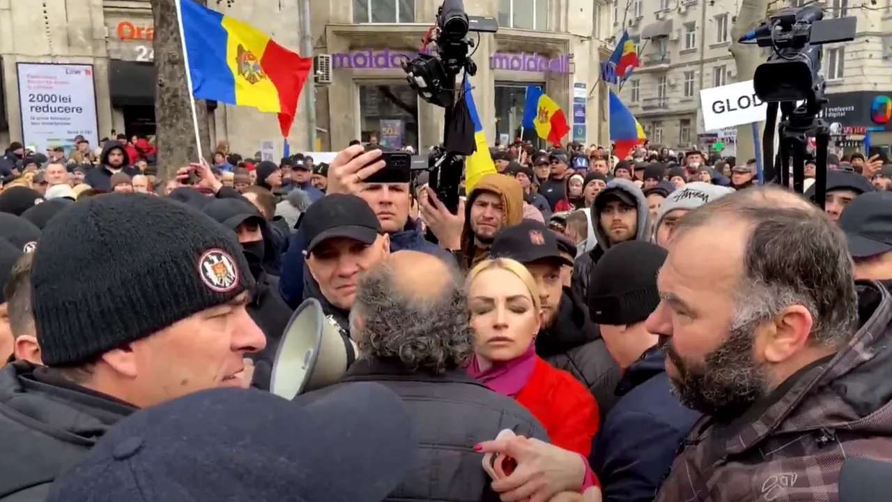 Incidente grave la Chişinău: Protestatarii pro-ruşi au încercat să intre în sediul Guvernului din Moldova

