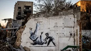 Ucraina emite un timbru poştal care reproduce o pictură murală a lui Banksy