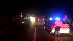 Copil rănit grav după ce a fost lovit de o maşină, în timp ce mergea pe marginea drumului. FOTO