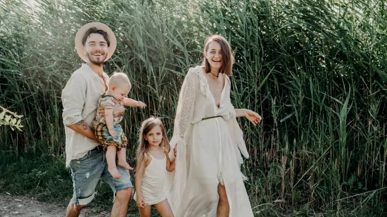 Veşnicia s-a născut la sat. Daddy Cool şi Ana Novic au dat Bucureştiul pe un sat din Călăraşi 