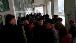 Zeci de pensionari din Galaţi au stat noaptea la coadă ca să plătescă primii taxele şi impozitele locale: 