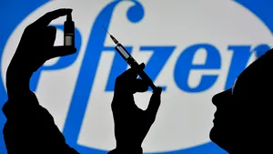 Pfizer şi BioNTech au cerut iniţial 54 de euro pentru o doză a vaccinului, de 20 de ori peste preţul oferit de AstraZeneca