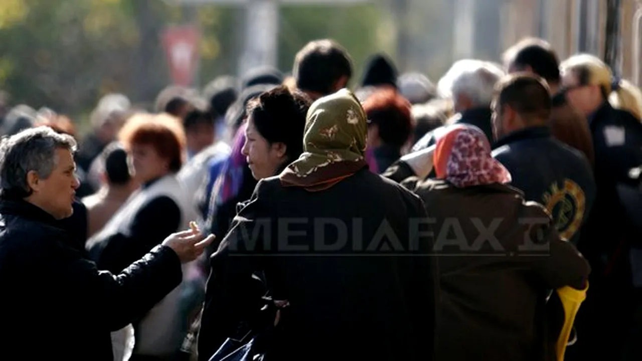A treia săptămână de cozi la Tribunalul Argeş: Pensionarii au venit de la ora 04.00 pentru a da statul în judecată