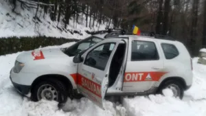 Staţiune din Vâlcea, izolată de viscol. Zeci de turişti au fost întorşi din drum de salvamontişti | FOTO