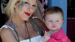 Tori Spelling s-a ciocnit cu maşina de un zid din cauza unui paparazzo