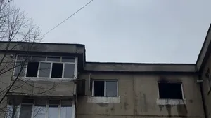 Un individ a fost FILMAT în timp ce arunca pe geam moloz şi bucăţi mari de tencuială. Vecinul a chemat poliţia locală 