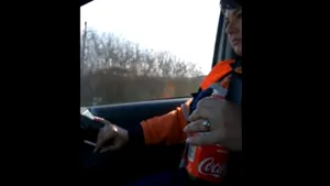 Caz revoltător. Asistentă filmată când fumează într-o ambulanţă, în timpul unei intervenţii. VIDEO