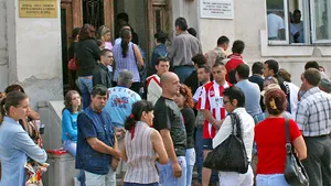 FOTO, VIDEO | Soluţii contracronometru: Microbuzul MAI care transportă oamenii de la Paşapoarte Pipera la sediul din Amzei / Românii din Europa cer demisii, după ce problema cozilor nu a fost rezolvată