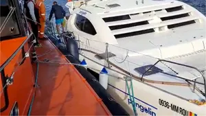 VIDEO Momente tensionate pentru patru persoane, la bordul unui yacht. Catamaranul s-a izbit de stabilopozi şi a început să ia apă, la Agigea