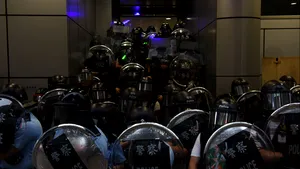 Confruntări violente la Hong Kong între grupuri de protestatari: Forţele de ordine au intervenit pentru dispersarea mulţimii | VIDEO