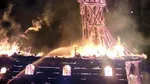 Incendiu violent la o biserică de lemn din Maramureș. Flăcările au cuprins și turla de 25 de metri