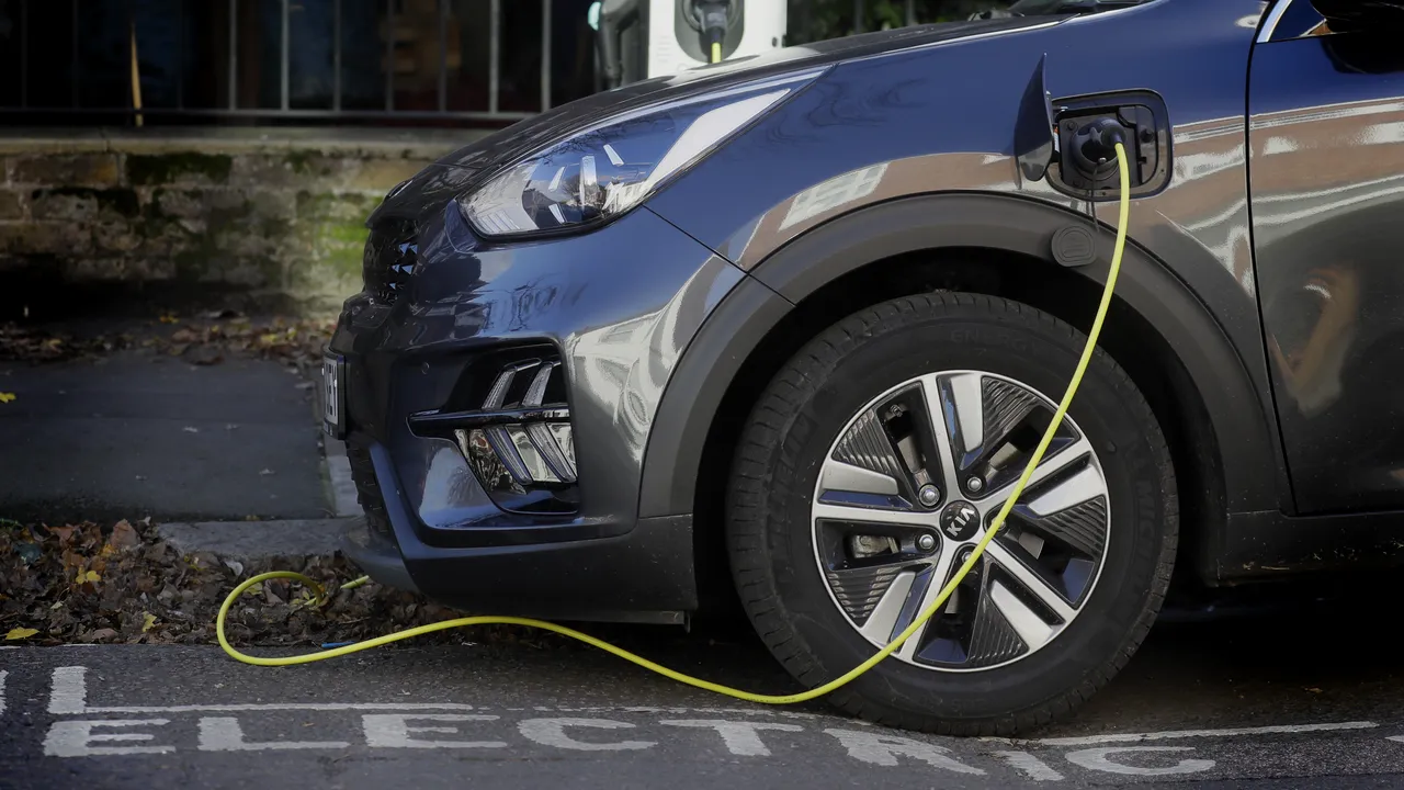 Numărul staţiilor de încărcare rapidă pentru maşinile electrice a crescut. Tot mai multe puncte de încărcare sunt disponibile