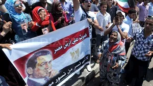 Cairo: Confruntări între susţinătorii şi adversarii lui Hosni Mubarak. Zeci de oameni au fost răniţi