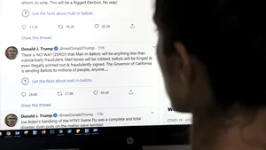 Donald Trump acuză Twitter că „se amestecă” în alegerile prezidenţiale după ce o postare a sa a fost semnalată ca „înşelătoare”
