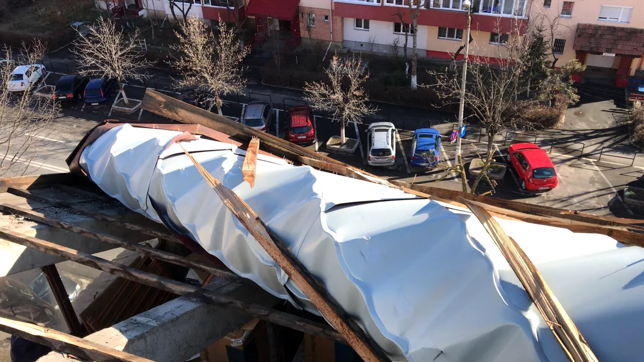 Jumătate de ţară, sub cod galben de vânt puternic/ Rafalele depăşesc 120 km la oră/ Copaci şi bucăţi de acoperiş au căzut în Braşov. Mii de vrânceni fără curent electric | FOTO, VIDEO