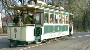 Plimbare PRIVATĂ cu tramvaiul sau mijloacele de transport în comun ale oraşului. Cât costă să închiriezi un TRAMVAI numai pentru tine 