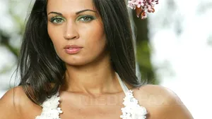 Nicoleta Luciu a vrut să urmeze o carieră medicală. Doctorii i-au interzis să poarte decolteu