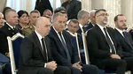 Premierul Ilie Bolojan și mai mulți miniștri, la catafalcul fostului președinte Ion Iliescu