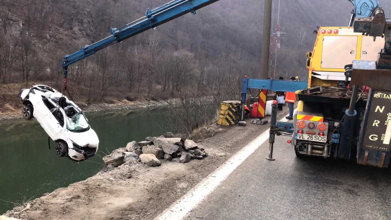 Trafic blocat pe DN7, în Vâlcea. Se intervine pentru scoaterea platformei prăbuşite în Olt | VIDEO, FOTO