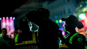 Un bărbat, infectat cu COVID-19, riscă 15 de ani de închisoare după ce a fost la o petrecere pe timpul crizei virusului