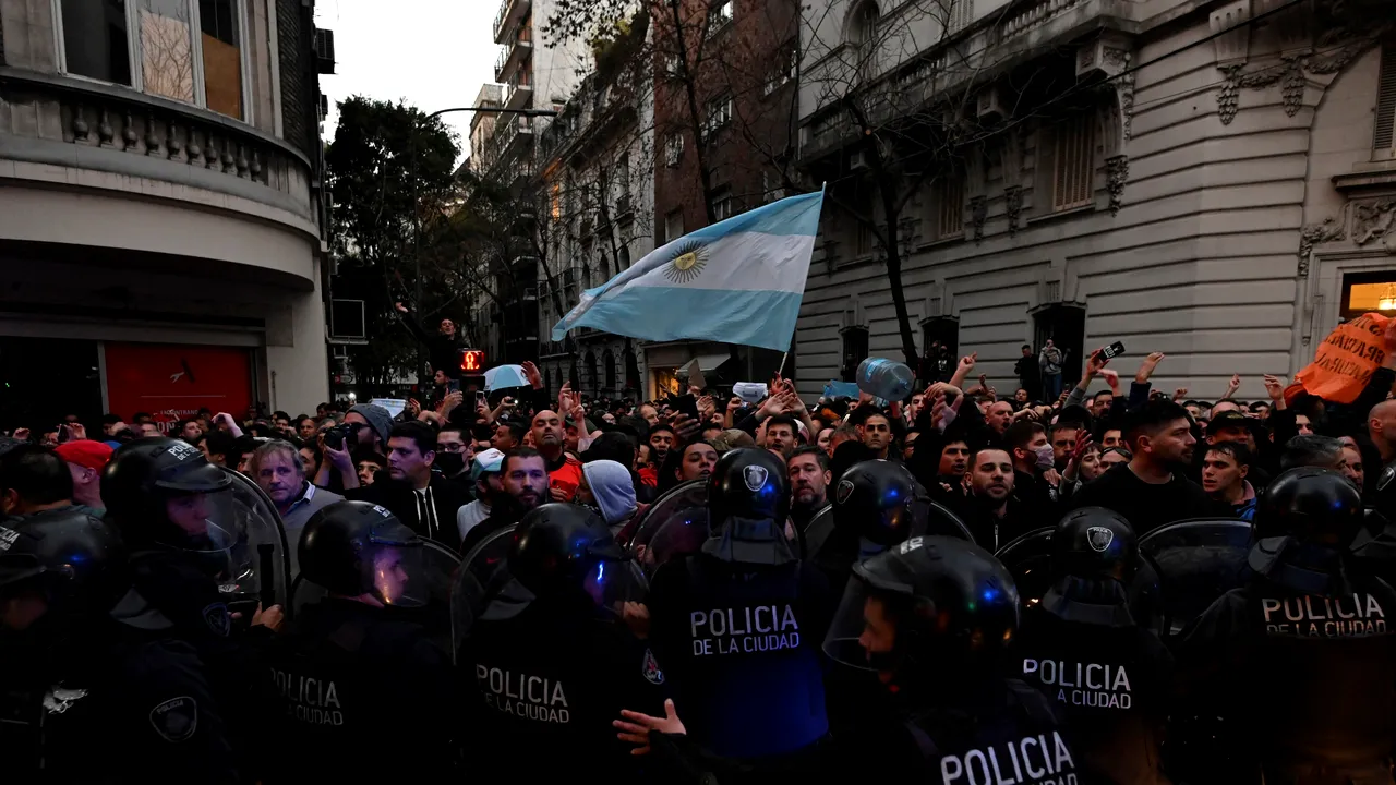 Argentina. Un economist a câştigat primul tur al alegerilor, pe doi e un candidat de extremă dreapta