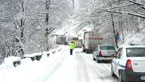 Accident cu patru răniţi la ieşirea din Azuga. Circulaţia pe Valea Prahovei se desfăşoară cu dificultate