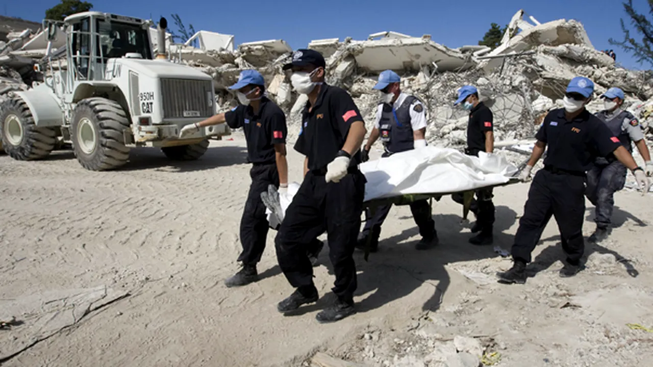 Peste 90 de supravieţuitori, scoşi de sub dărâmături în Haiti -VIDEO