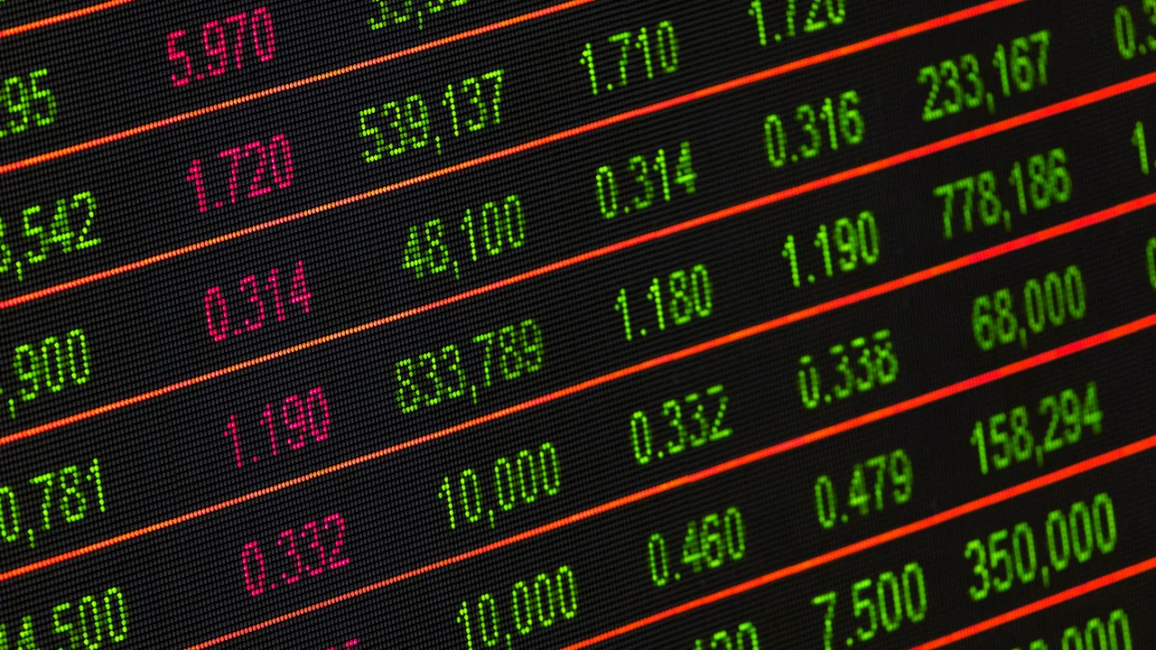 Prognoze economice oficiale pentru 2020: CNP preconizează un curs mediu de 4.75 lei/euro şi o creştere economică de 4,1%