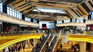 Noua etapă din viaţa mallurilor din Capitală: unu din cinci magazine are obloanele trase