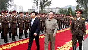 Preşedintele sud-coreean, întâmpinat de Kim Jong-Il cu garda de onoare