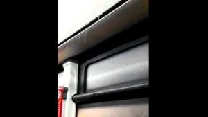 Plouă în autobuzele noi cumpărate din Turcia de un mare municipiu. Cetăţenii fac haz de necaz: „Au montat automate pentru şampoane” / Reacţia primăriei