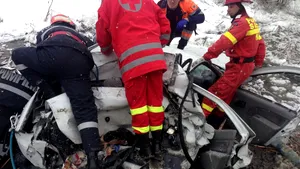 Patru persoane în stare gravă, după ce o maşină s-a ciocnit cu un TIR, pe DN 7, în Argeş