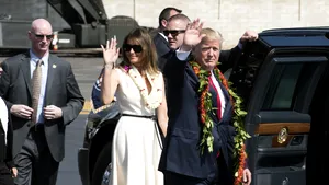 FOTO | Donald Trump, întâmpinat cu mesajul ”Bine ai venit în Kenya!” atunci când a ajuns în Hawaii. Motivul pentru cea mai INEDITĂ primire
