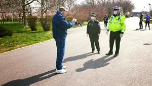 Bucureştenii sunt sfătuiţi de Jandarmerie, cu o portavoce, să rămână în case. Cei care au ieşit în parcuri, certaţi de poliţie