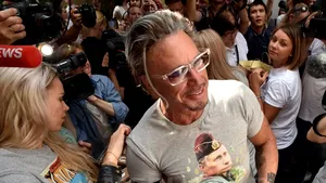Mickey Rourke a cumpărat un tricou pe care era imprimată o fotografie cu Vladimir Putin - FOTO