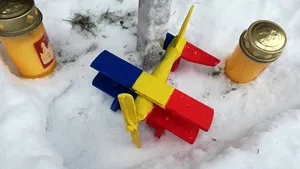 GALERIE FOTO Parastas pentru Adrian Iovan şi Aura Ion, la locul accidentului din Apuseni: Au participat aproximativ 100 de persoane