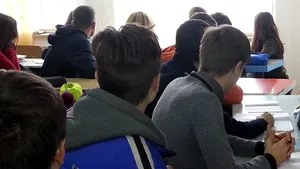 Situaţie revoltătoare în Gorj | Elevii îngheaţă în şcoli pentru că nimeni nu vrea să taie lemnele. Director:„Părinţii s-au boierit”