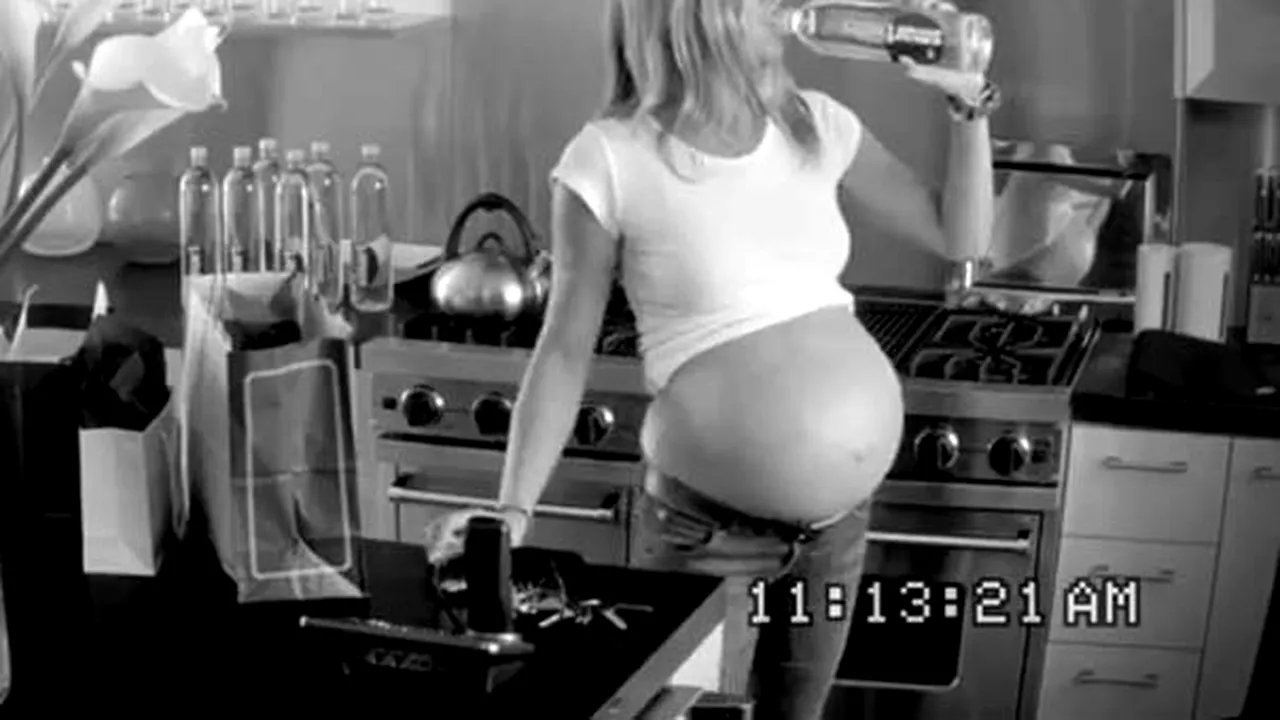 Jennifer Aniston, mamă a doi copii şi însărcinată cu tripleţi, într-o reclamă la apă plată - VIDEO