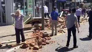 SCENE DRAMATICE: Acoperişul unui magazin din Londra s-a prăbuşit/ Trecătorii au sărit în ajutorul persoanelor prinse în centrul comercial | VIDEO