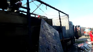 Trafic blocat pe DN 7, la Valea Ursului, după ce un TIR încărcat cu rigips a luat foc în mers