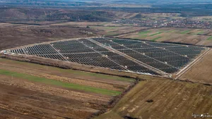 O investiţie de 100 de milioane de euro într-un parc fotovoltaic, aproape de finalizare în Arad - FOTO