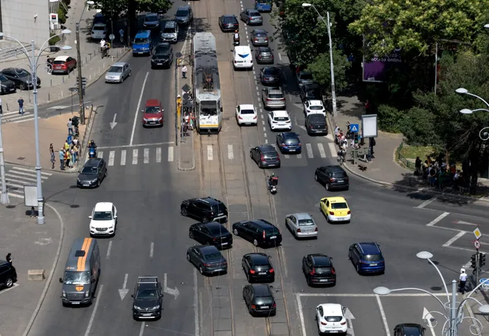 PROIECT Primăria Capitalei vrea să interzică circulația mașinilor de aprovizionare, curierat și salubrizare între anumite ore: „traficul din orele de vârf s-ar reduce cu peste 150.000 de vehicule”