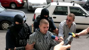 Craiova: Iustin Covei, amendat de poliţişti după ce a fost prins fără acte la volanul unei maşini